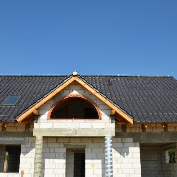 Realizacja z dachówką Wienerberger Alegra 9 antracyt, nadającą budynkowi nowoczesny charakter.